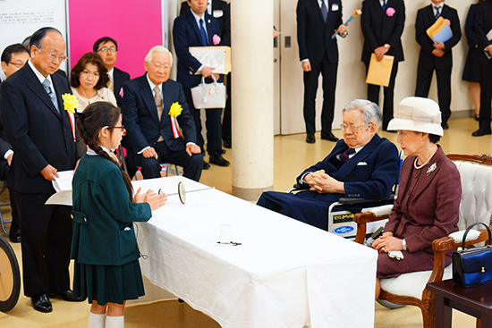 受賞作品を御覧になる常陸宮同妃両殿下